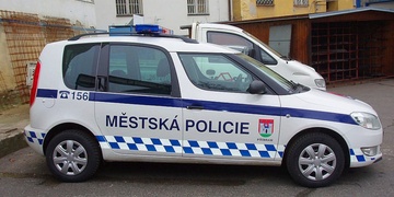 Opilý muž srazil před školou strážníka MP dohlížejícího na děti a z místa nehody ujel