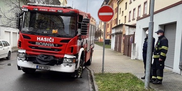 Pod hasiči se částečně propadla vozovka