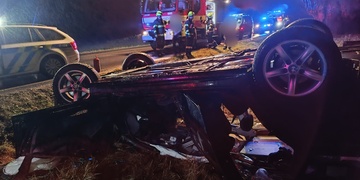 Auto šlo několikrát přes střechu