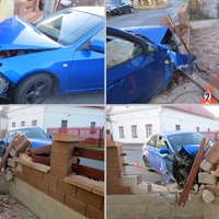 Opilý řidič zdemoloval hradbu domu