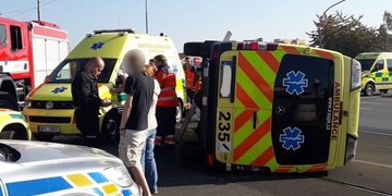 Nehoda záchranářů, dva zranění lidé