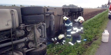 Nehoda těžkého nákladního vozu komplikuje dopravu