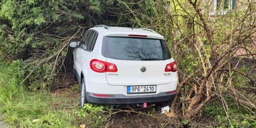 Řidič i s vozem skončil v křoví
