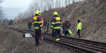 Muž z Rokycanska vkročil na koleje, sedl si a čekal na vlak