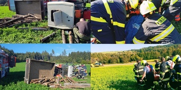 Muže zavalil převrácený traktor