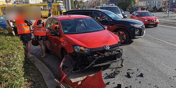 Nehoda u hlavní pošty částečně blokuje směr Lochotín