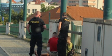 Na mostu v centru Plzně došlo k pořádnému dramatu