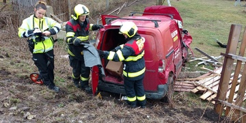 Opilý řidič nedal přednost vlaku