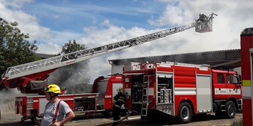 Požár v zemědělském areálu, na místě zasahuje osm jednotek hasičů