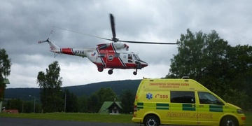 Seniorka skončila zaklíněná pod dodávkou