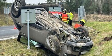 Řidička se s autem převrátila na střechu