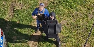 Muže, který se zabarikádoval na střeše, musel dolů dostat vyjednavač ze zásahové jednotky