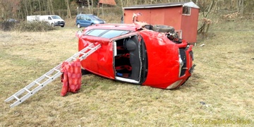 Seniora z převráceného vozu museli vyprostit hasiči