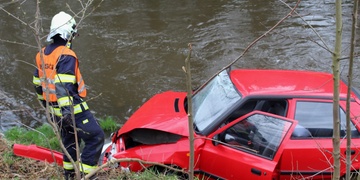 Auto skončilo v řece i s řidičem