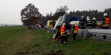 Auto po havárii zůstalo viset na svodidlech