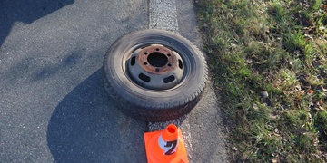 Z náklaďáku upadlo kolo za jízdy