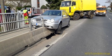 S vozem najel na zábranu