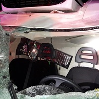 Velký kus ledu proletěl čelním sklem a zranil řidiče