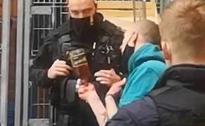 Zakrvácený agresivní muž v Plaze děsil nakupující