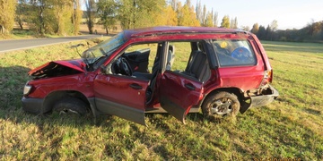 Řidič se s vozidlem opakovaně převrátil přes střechu