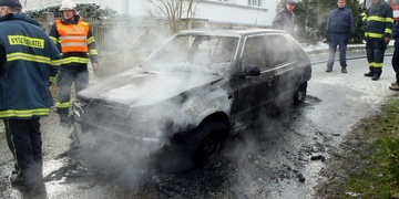 Hasiči v Zahradní ulici zasahují u hořícího auta