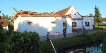 Propadlá střecha i mrtvá kráva