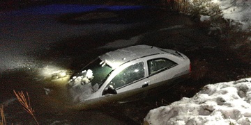 Žena s autem skončila v rybníku