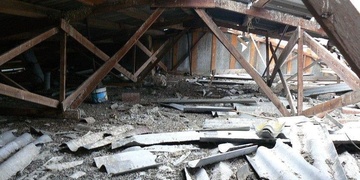 Vítr serval střechu bytovky, hasiči evakuovali téměř 40 osob