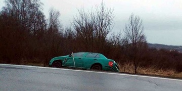 Neznámý řidič vytlačil auto ze silnice a ujel