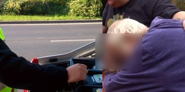 Šestasedmdesátiletý stařík se těžce opil a vyjel na výlet