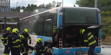 Ani pět hasicích přístrojů na požár autobusu nestačilo