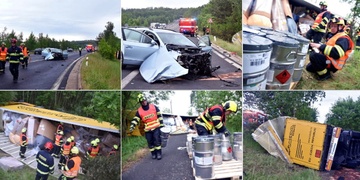 Po střetu s autem se kamion převrátil