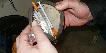 Feťačka s koktejlem kokainu a pervitinu v krvi nabourala ve Skvrňanech auto a z místa ujela