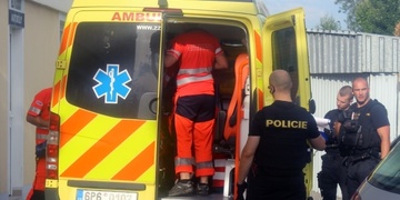 Dva kluci na jednom kole vjeli přímo před auto