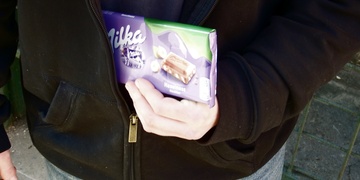 Za odcizení pěti značkových čokolád hrozí mladíkovi až tříletý trest