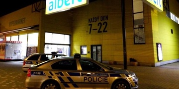 Incident v prodejně Albert museli policisté vyřešit donucovacími prostředky