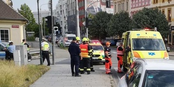 Seniora smetlo auto přímo na přechodu cestou z nákupu čerstvého pečiva
