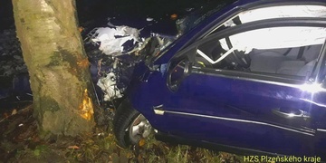 Další vážná nehoda, řidič zůstal zaklíněný