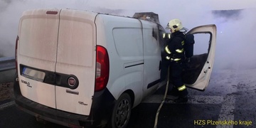 Dodávka začala na dálnici D5 hořet za jízdy