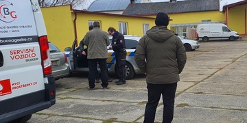 Dodávku vykradli v oploceném areálu v Černicích