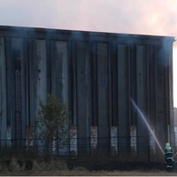 Požár velkokapacitního seníku, na místě je téměř stovka hasičů