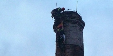 Žena vylezla na komín, zachraňovat ji museli hasiči