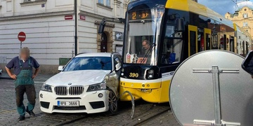 Střet auta s tramvají
