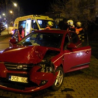 Autobus vymrštil auto přes chodník
