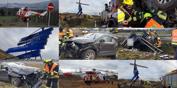 Vážná dopravní nehoda, vozidlo vyletělo z vozovky, prorazilo informační tabuli a nakonec se převrátilo