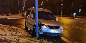 Vozidlo ve sloupu lampy a bez posádky nalezli strážníci