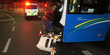 Pravděpodobně černý Citroen naboural do autobusu a z místa ujel