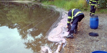 Do rybníku v Plzni na Bolevci unikla neznámá látka
