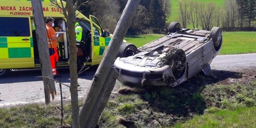 Auto přerazilo telefonní sloup a převrátilo se