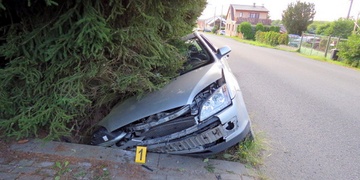 Silně opilý řidič havaroval v příkopu